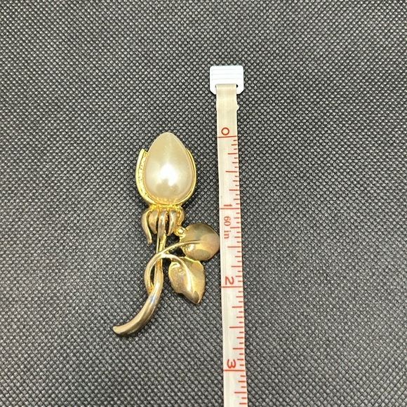 Vintage Goldtone Rosebud Faux Pearl Brooch 🌹 - Picture 3 of 5